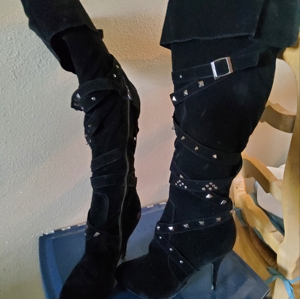 Thigh high heeled boots - Picture 2 of 2